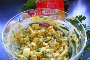 Mocno ziołowa pasta jajeczna curry