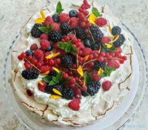 Pavlova z jeżynami