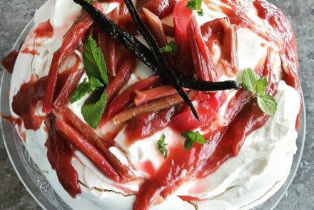 pavlova z rabarbarem