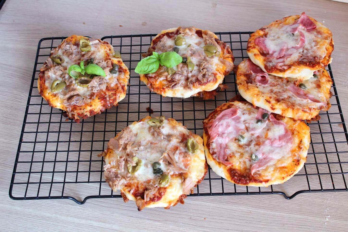 Co podać na Sylwestra dla dzieci? Zdrowe i szybkie przekąski (TOP 10) 3 przekąski na sylwestra dla dzieci - domowa pizza